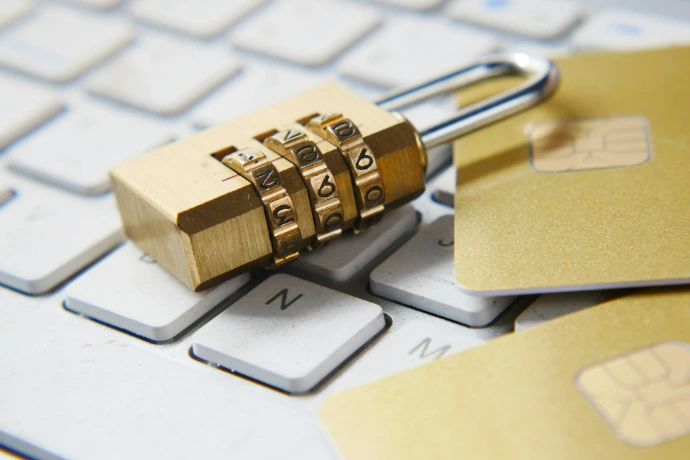 een gouden hangslot dat bovenop een toetsenbord ligt