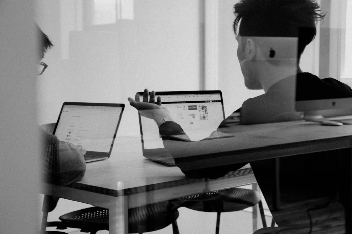 man met MacBook