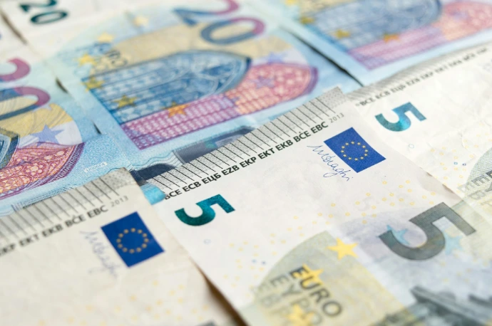 20 euro biljet op witte textiel
